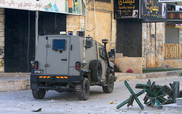 Des Palestiniens affrontent les forces de l'ordre israéliennes lors d’un raid dans la ville de Jénine, en Cisjordanie, le 26 janvier 2023. (Crédit : Nasser Ishtayeh/Flash90) Des Palestiniens affrontent les forces de l'ordre israéliennes lors d’un raid dans la ville de Jénine, en Cisjordanie, le 26 janvier 2023. (Crédit : Nasser Ishtayeh/Flash90)