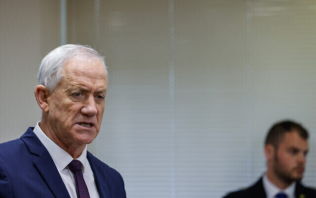 Le leader de HaMahane HaMamlahti, Benny Gantz, s'exprime pendant une réunion de faction à la Knesset, le 30 janvier 2023. (Crédit : Olivier Fitoussi/Flash90)