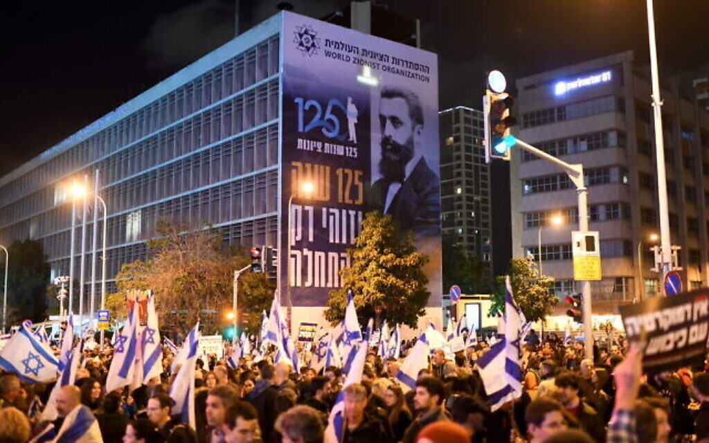 Des dizaines de milliers de manifestants rassemblés contre le projet de réforme du système judiciaire du gouvernement, à Tel Aviv, le 4 février 2023. (Crédit : Gili Yaari/Flash90) Des dizaines de milliers de manifestants rassemblés contre le projet de réforme du système judiciaire du gouvernement, à Tel Aviv, le 4 février 2023. (Crédit : Gili Yaari/Flash90)