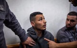 Un homme, soupçonné d'avoir pénétré par effraction dans un appartement et d'avoir violé une femme devant ses enfants à Gedera, lors d'une audience devant le tribunal de Rishon Lezion, le 5 février 2023. (Crédit : Hadas Parush/Flash90)