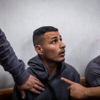 Un homme, soupçonné d'avoir pénétré par effraction dans un appartement et d'avoir violé une femme devant ses enfants à Gedera, lors d'une audience devant le tribunal de Rishon Lezion, le 5 février 2023. (Crédit : Hadas Parush/Flash90)