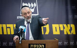 Le leader du parti Shas; Aryeh Deri, lors d'une réunion de faction à la Knesset de Jérusalem, le 6 février 2023. (Crédit :  Yonatan Sindel/ Flash90)