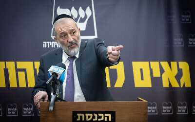 Le leader du parti Shas; Aryeh Deri, lors d'une réunion de faction à la Knesset de Jérusalem, le 6 février 2023. (Crédit :  Yonatan Sindel/ Flash90)