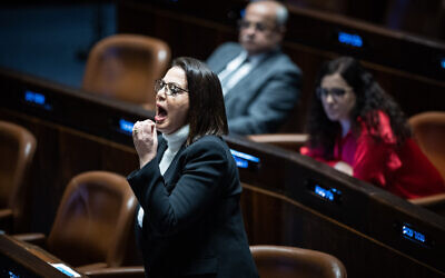 La ministre de la Diplomatie publique, Galit Distel Atbaryan, réagissant lors d'une session plénière pour le 74e anniversaire de la Knesset, dans la salle d'assemblée de la Knesset, à Jérusalem, le 6 février 2023. (Crédit : Yonatan Sindel/Flash90)