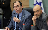 Le président de la Commission de la Constitution, le député Simcha Rothman, à gauche, aux côtés de Gur Blaï, conseiller juridique de la commission lors d'une discussion, à la Knesset, le 8 février 2023. (Crédit : Yonatan Sindel/Flash90)