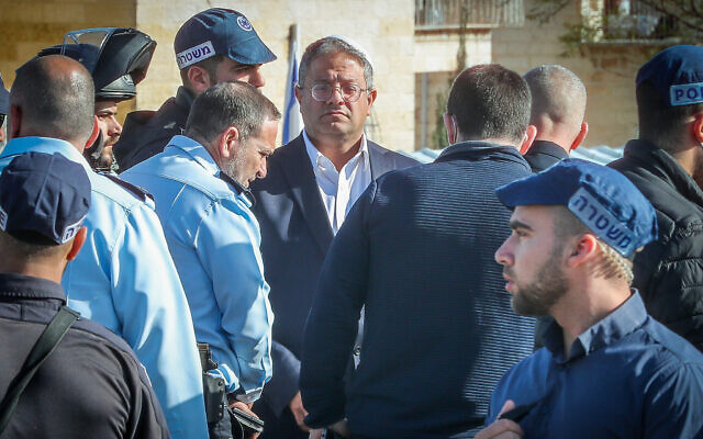 Le chef de la police, Kobi Shabtaï, à gauche, s'entretenant avec le ministre de la Sécurité nationale, Itamar Ben Gvir, sur les lieux d'une attaque à la voiture-bélier près de Ramot, à Jérusalem, le 10 février 2023. (Créit : Jamal Awad/Flash90) Le chef de la police, Kobi Shabtaï, à gauche, s'entretenant avec le ministre de la Sécurité nationale, Itamar Ben Gvir, sur les lieux d'une attaque à la voiture-bélier près de Ramot, à Jérusalem, le 10 février 2023. (Créit : Jamal Awad/Flash90)