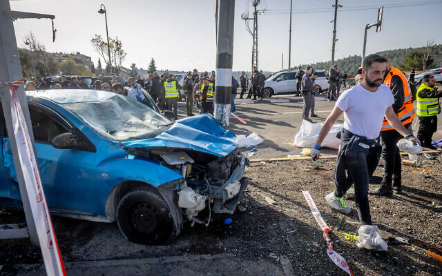 Des secouristes et des policiers sur les lieux d'une attaque terroriste mortelle à la voiture-bélier près du carrefour Ramot, à Jérusalem, le 10 février 2023. (Crédit : Yonatan Sindel/Flash90) Des secouristes et des policiers sur les lieux d'une attaque terroriste mortelle à la voiture-bélier près du carrefour Ramot, à Jérusalem, le 10 février 2023. (Crédit : Yonatan Sindel/Flash90)