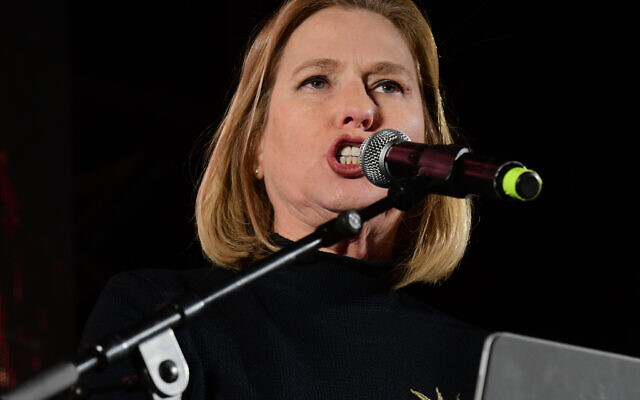 L'ancienne ministre de la Justice Tzipi Livni prenant la parole lors d'une manifestation contre le projet de réforme du système judiciaire du gouvernement, à Tel Aviv, le 11 février 2023.(Crédit : Avshalom Sassoni/Flash90)