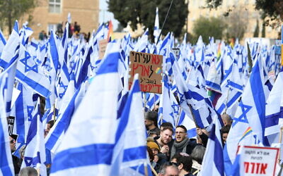 Des milliers de personnes manifestent contre la refonte judiciaire aux abords du parlement israélien de Jérusalem. (Crédit : Arie Leib Abrams/FLASH90)
