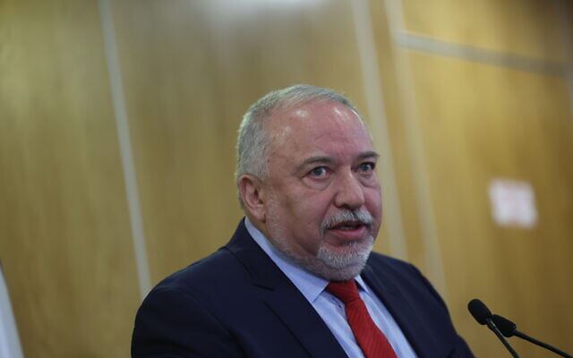 Le chef du parti Avigdor Liberman s'exprime lors d'une conférence de presse avec les leaders de l'opposition à la Knesset, le 13 février 2023. (Crédit : Yonatan Sindel/FLASH90) Le chef du parti Avigdor Liberman s'exprime lors d'une conférence de presse avec les leaders de l'opposition à la Knesset, le 13 février 2023. (Crédit : Yonatan Sindel/FLASH90)