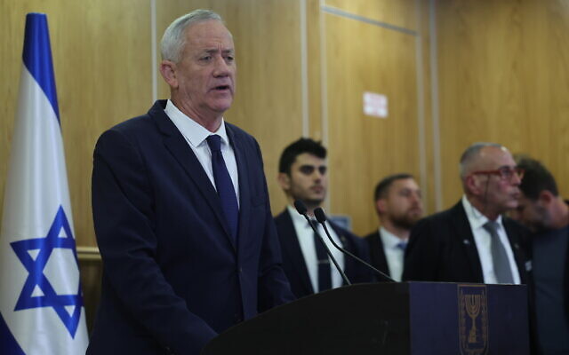 Le chef du parti HaMahane HaMamlahti, Benny Gantz, prend la parole lors d'une conférence de presse conjointe des dirigeants des partis d'opposition à la Knesset le 13 février 2023. (Crédit : Yonatan Sindel/FLASH90)