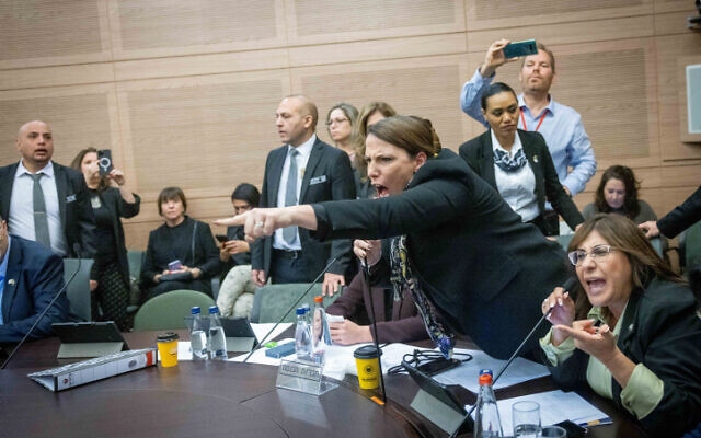 La députée HaMahane HaMamlahti Michal Shir proteste contre la loi sur la refonte du système judiciaire lors d'une réunion de la Commission de la Constitution, du droit et de la justice, le 13 février 2023. (Crédit : Yonatan Sindel/Flash90) La députée HaMahane HaMamlahti Michal Shir proteste contre la loi sur la refonte du système judiciaire lors d'une réunion de la Commission de la Constitution, du droit et de la justice, le 13 février 2023. (Crédit : Yonatan Sindel/Flash90)
