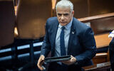 Le chef de l'opposition, Yaïr Lapid, dans la salle de réunion de la Knesset, le 15 février 2023. (Crédit : Yonatan Sindel/Flash90)