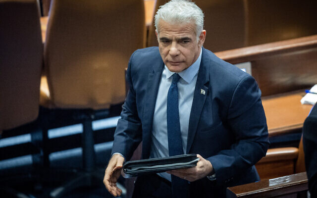 Le chef de l'opposition, Yaïr Lapid, dans la salle de réunion de la Knesset, le 15 février 2023. (Crédit : Yonatan Sindel/Flash90) Le chef de l'opposition, Yaïr Lapid, dans la salle de réunion de la Knesset, le 15 février 2023. (Crédit : Yonatan Sindel/Flash90)