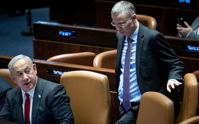 Le Premier ministre israélien Benjamin Netanyahu, à gauche, avec le ministre de la Justice Yariv Levin pendant un vote en séance plénière de la Knesset, à Jérusalem, le 15 février 2023. (Crédit : Yonatan Sindel/Flash90) Le Premier ministre israélien Benjamin Netanyahu, à gauche, avec le ministre de la Justice Yariv Levin pendant un vote en séance plénière de la Knesset, à Jérusalem, le 15 février 2023. (Crédit : Yonatan Sindel/Flash90)