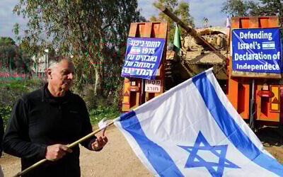 Un char Shot, retiré du site commémoratif de Tel Saki sur le plateau du Golan par des vétérans de la guerre de Yom Kippour de 1973, pour protester contre la refonte judiciaire prévue par le gouvernement, le 16 février 2023. (Crédit : Michael Giladi/Flash90)