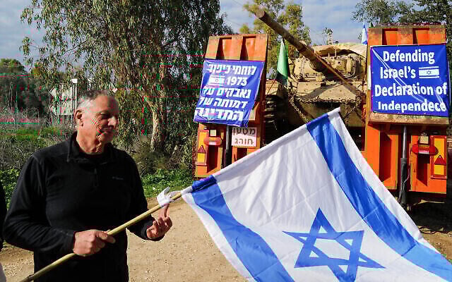 Un char Shot, retiré du site commémoratif de Tel Saki sur le plateau du Golan par des vétérans de la guerre de Yom Kippour de 1973, pour protester contre la refonte judiciaire prévue par le gouvernement, le 16 février 2023. (Crédit : Michael Giladi/Flash90) Un char Shot, retiré du site commémoratif de Tel Saki sur le plateau du Golan par des vétérans de la guerre de Yom Kippour de 1973, pour protester contre la refonte judiciaire prévue par le gouvernement, le 16 février 2023. (Crédit : Michael Giladi/Flash90)