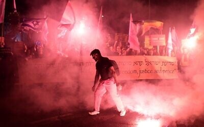  Des Israéliens protestant contre le gouvernement Netanyahu et son projet de refonte du système judiciaire, à Tel Aviv, le 18 février 2023. (Crédit : Tomer Neuberg/FLASH90)