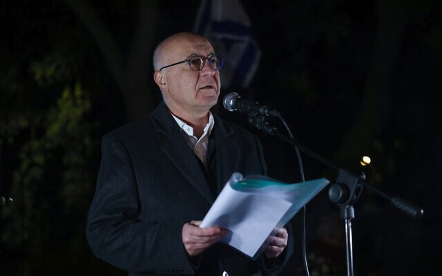 L'ancien chef du Shin Bet, Yoram Cohen, prenant la parole lors d'une manifestation contre le projet judiciaire du gouvernement, à Jérusalem, le 18 février 2023. (Crédit : Yonatan Sindel/Flash90)