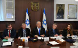 Le Premier ministre Benjamin Netanyahu, au centre, dirige une rencontre du cabinet au bureau du Premier ministre à Jérusalem, le 19 février 2023. (Crédit : Yoav Dudkevitch/ POOL/ Flash90)