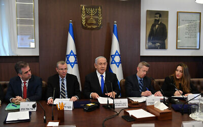 Le Premier ministre Benjamin Netanyahu, au centre, dirige une rencontre du cabinet au bureau du Premier ministre à Jérusalem, le 19 février 2023. (Crédit : Yoav Dudkevitch/ POOL/ Flash90)