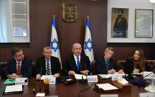 Le Premier ministre Benjamin Netanyahu, au centre, dirige une rencontre du cabinet au bureau du Premier ministre à Jérusalem, le 19 février 2023. (Crédit : Yoav Dudkevitch/ POOL/ Flash90) Le Premier ministre Benjamin Netanyahu, au centre, dirige une rencontre du cabinet au bureau du Premier ministre à Jérusalem, le 19 février 2023. (Crédit : Yoav Dudkevitch/ POOL/ Flash90)