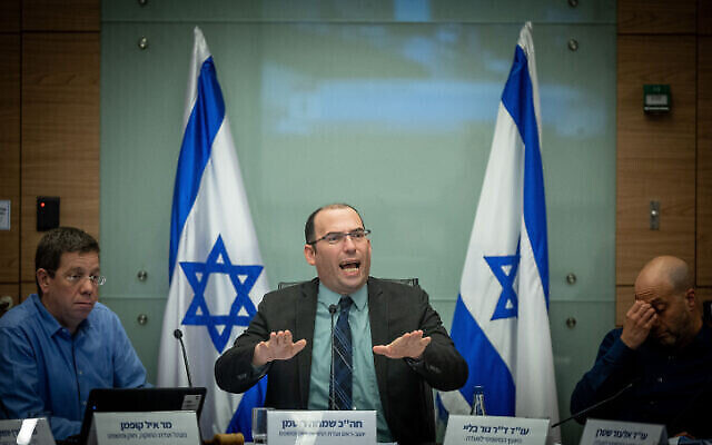 Le président de la commission de la Constitution, du Droit et de la Kustice de la Knesset, le député Simcha Rothman (au centre), lors d’une audience le lundi 19 février 2023. (Crédit : Yonatan Sindel/Flash90) Le président de la commission de la Constitution, du Droit et de la Kustice de la Knesset, le député Simcha Rothman (au centre), lors d’une audience le lundi 19 février 2023. (Crédit : Yonatan Sindel/Flash90)