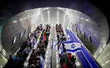 Des Israéliens se pressent dans le train à Jérusalem pour se rendre à la manifestation, où des milliers de personnes sont attendues devant le parlement israélien pour protester contre les réformes juridiques prévues par le gouvernement israélien, le 20 février 2023. (Crédit : Flash90)