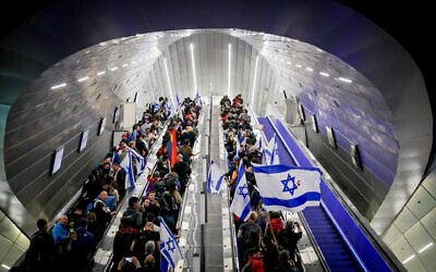 Des Israéliens se pressent dans le train à Jérusalem pour se rendre à la manifestation, où des milliers de personnes sont attendues devant le parlement israélien pour protester contre les réformes juridiques prévues par le gouvernement israélien, le 20 février 2023. (Crédit : Flash90)
