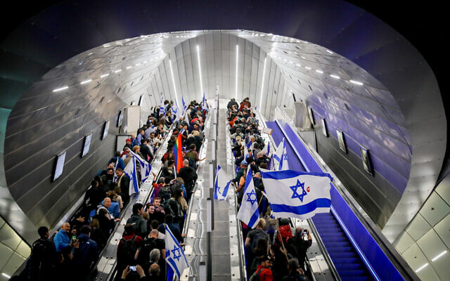 Des Israéliens se pressent dans le train à Jérusalem pour se rendre à la manifestation, où des milliers de personnes sont attendues devant le parlement israélien pour protester contre les réformes juridiques prévues par le gouvernement israélien, le 20 février 2023. (Crédit : Flash90)