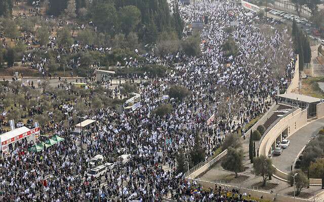 Des Israéliens participant à une manifestation de grande ampleur contre le projet de refonte judiciaire, près de la Knesset, à Jérusalem, le 20 février 2023. (Crédit : Noam Revkin Fenton/Flash90) Des Israéliens participant à une manifestation de grande ampleur contre le projet de refonte judiciaire, près de la Knesset, à Jérusalem, le 20 février 2023. (Crédit : Noam Revkin Fenton/Flash90)