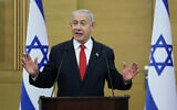 Le Premier ministre Benjamin Netanyahu prenant la parole lors d'une réunion de sa faction, le Likud, à la Knesset, le 20 février 2023. (Crédit : Yonatan Sindel/Flash90)