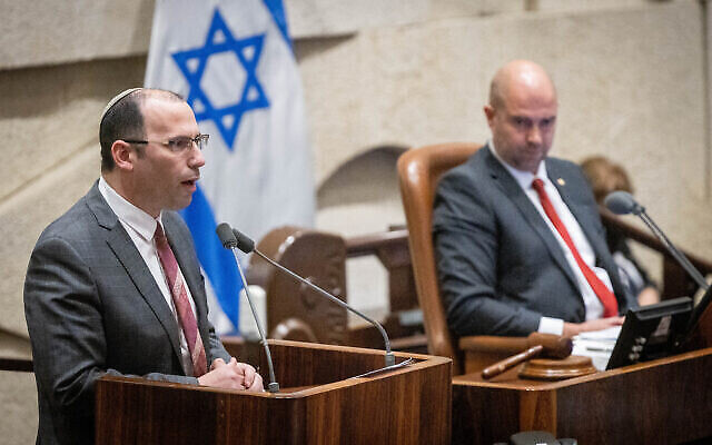 Le député HaTzionout HaDatit Simcha Rothman s'adressant au plénum de la Knesset lors des délibérations sur l'un des projets de loi du gouvernement sur la réforme judiciaire, le 20 février 2023. (Crédit : Yonatan Sindel/Flash90) Le député HaTzionout HaDatit Simcha Rothman s'adressant au plénum de la Knesset lors des délibérations sur l'un des projets de loi du gouvernement sur la réforme judiciaire, le 20 février 2023. (Crédit : Yonatan Sindel/Flash90)