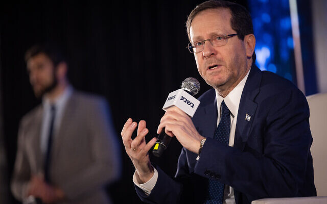 Le président Isaac Herzog s'exprimant lors de la conférence annuelle de Jérusalem du groupe 'Besheva', à Jérusalem, le 21 février 2023. (Crédit : Yonatan Sindel/Flash90) Le président Isaac Herzog s'exprimant lors de la conférence annuelle de Jérusalem du groupe 'Besheva', à Jérusalem, le 21 février 2023. (Crédit : Yonatan Sindel/Flash90)