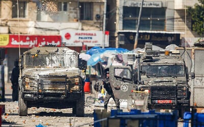Des Palestiniens se heurtent aux forces israéliennes dans le cadre d'un raid israélien à Naplouse, en Cisjordanie, le 22 février 2023. (Crédit : Nasser Ishtayeh/Flash90)