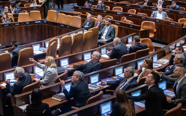 Une discussion et un vote en plénière de la Knesset, le 22 février 2023. (Crédit : Yonatan Sindel/Flash90) Une discussion et un vote en plénière de la Knesset, le 22 février 2023. (Crédit : Yonatan Sindel/Flash90)