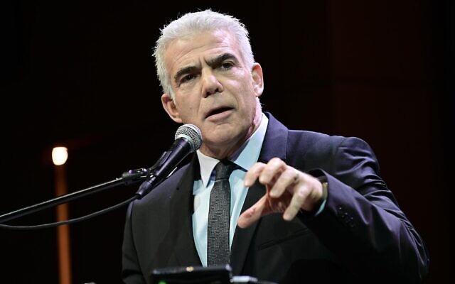 Le chef de l'opposition Yaïr Lapid s'exprimant lors d'une conférence, à Tel Aviv, le 23 février 2023. (Crédit : Tomer Neuberg/Flash90) Le chef de l'opposition Yaïr Lapid s'exprimant lors d'une conférence, à Tel Aviv, le 23 février 2023. (Crédit : Tomer Neuberg/Flash90)