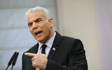 Le chef du parti Yesh Atid, le député Yaïr Lapid, s’exprimant lors d'une réunion de sa faction à la Knesset, le 27 février 2023. (Crédit : Noam Revkin Fenton/Flash90)