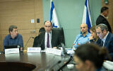 La commission de la Constitution, du Droit et de la Justice de la Knesset réunie sous la présidence du député HaTzionout HaDatit, Simcha Rothman,  deuxième à gauche, aux cotés de Gilad Kariv, à droite, le 27 février 2023. (Crédit : Yonatan Sindel/Flash90)