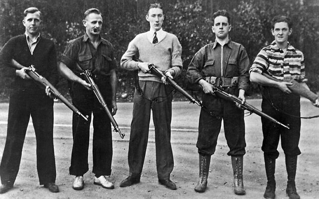 Des membres du Front chrétien posent avec des fusils dans les années 1940 (Domaine public)