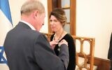 La traductrice français-hébreu Rama Ayalon décorée Chevalier des Arts et des Lettres par Eric Danon, ambassadeur de France en Israël, le 6 février 2023, à Tel Aviv. (Crédit : Ambassade de France en Israël)