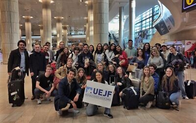 35 étudiants leaders associatifs de Sciences Po en voyage en Israël. (Crédit : Twitter / Union des étudiants juifs de France)