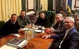 Le député du Likud Yuli Edelstein (G), le président ukrainien Volodymr Zelensky (C) et le député HaMahane HaMamlahti Zeev Elkin à Kiev le 20 février 2023. (Crédit : Yuli Edelstein/Twitter)