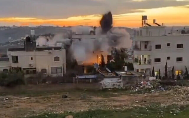 Les troupes israéliennes démolissant la maison d'un Palestinien qui a perpétré une fusillade meurtrière l'année dernière, dans la ville de Hébron en Cisjordanie, le 16 février 2023. (Crédit : Twitter) Les troupes israéliennes démolissant la maison d'un Palestinien qui a perpétré une fusillade meurtrière l'année dernière, dans la ville de Hébron en Cisjordanie, le 16 février 2023. (Crédit : Twitter)