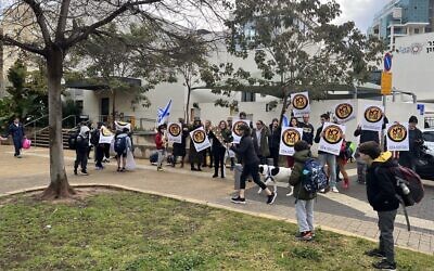 Des parents d'élèves d'une école du nord de Tel Aviv participent aux manifestations nationales contre le projet de réforme judiciaire, le 9 février 2023. (Autorisation)