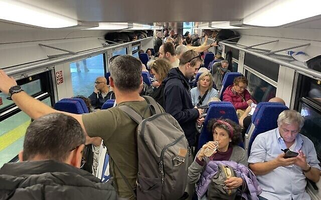 Des Israéliens ont pris place à bord d'un train reliant Tel Aviv à Jérusalem pour participer à une manifestation de grande ampleur contre la réforme judiciaire, le 20 février 2023. (Crédit : Carrie Keller Lynn/Times of Israel) Des Israéliens ont pris place à bord d'un train reliant Tel Aviv à Jérusalem pour participer à une manifestation de grande ampleur contre la réforme judiciaire, le 20 février 2023. (Crédit : Carrie Keller Lynn/Times of Israel)