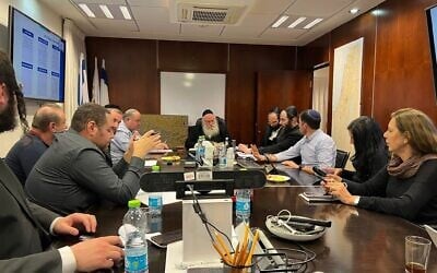 Le ministre du Logement et de la Construction, Yitzhak Goldknopf, au centre, convoquant une réunion d'urgence dans son bureau à la suite des tremblements de terre meurtriers survenus en Turquie et en Syrie, le 6 février 2023. (Crédit : Ministère du Logement et de la Construction)