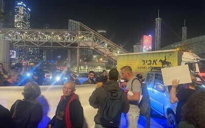 Des manifestants rassemblés contre le saccage des résidents d’implantations à Huwara bloquant un carrefour principal, à Tel Aviv, le 27 février 2023. (Crédit : Standing Together)