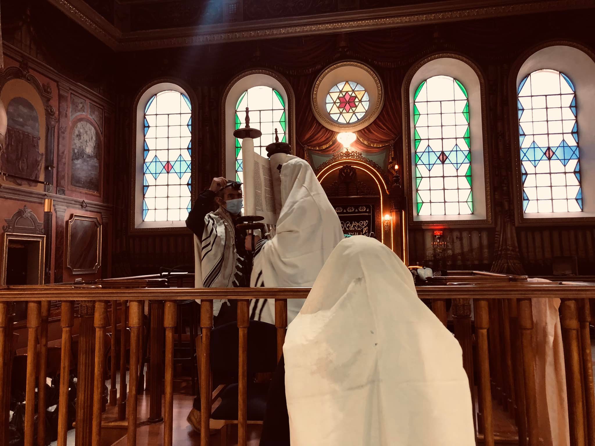 Office de Rosh Hodesh (nouveau mois) dans la synagogue Tsori Gilod (également connue sous le nom de synagogue Beis Aharon V'Israel) à Lviv, en Ukraine, le 4 mars 2022. (Crédit : Lazar Berman/Times of Israel)