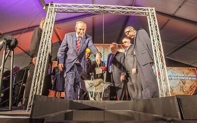 Le Premier ministre Benjamin Netanyahu lors de la pose de la pierre angulaire de la Bibliothèque nationale, sous le regard du président de la Bibliothèque nationale David Bloomberg, du président de la Knesset, Yuli Edelstein, et de Menachem Ben-Sasson, président de l’université hébraïque de Jérusalem, le 5 avril 2016. (Crédit : Albatros)